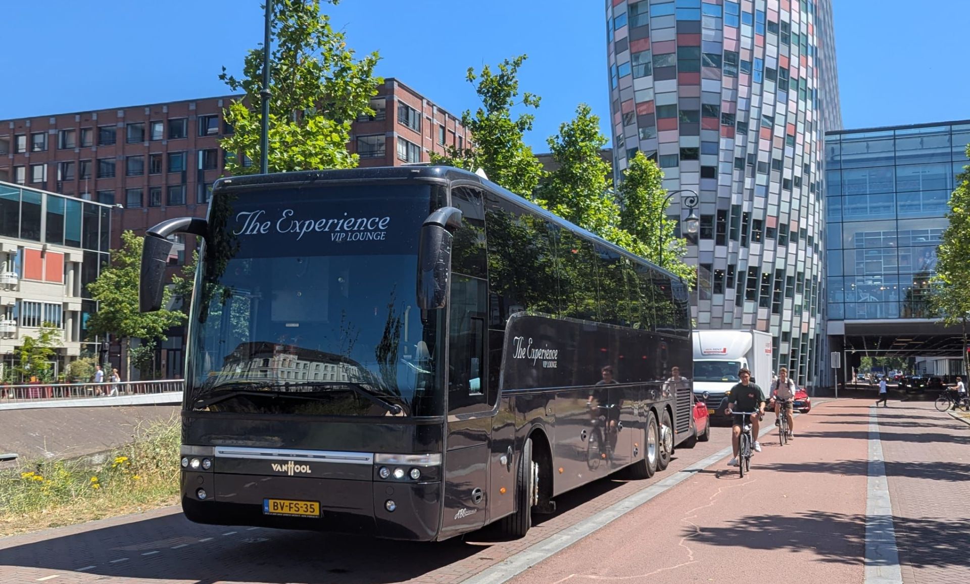 Luxe interieur van The Experience voor VIP-groepsvervoer